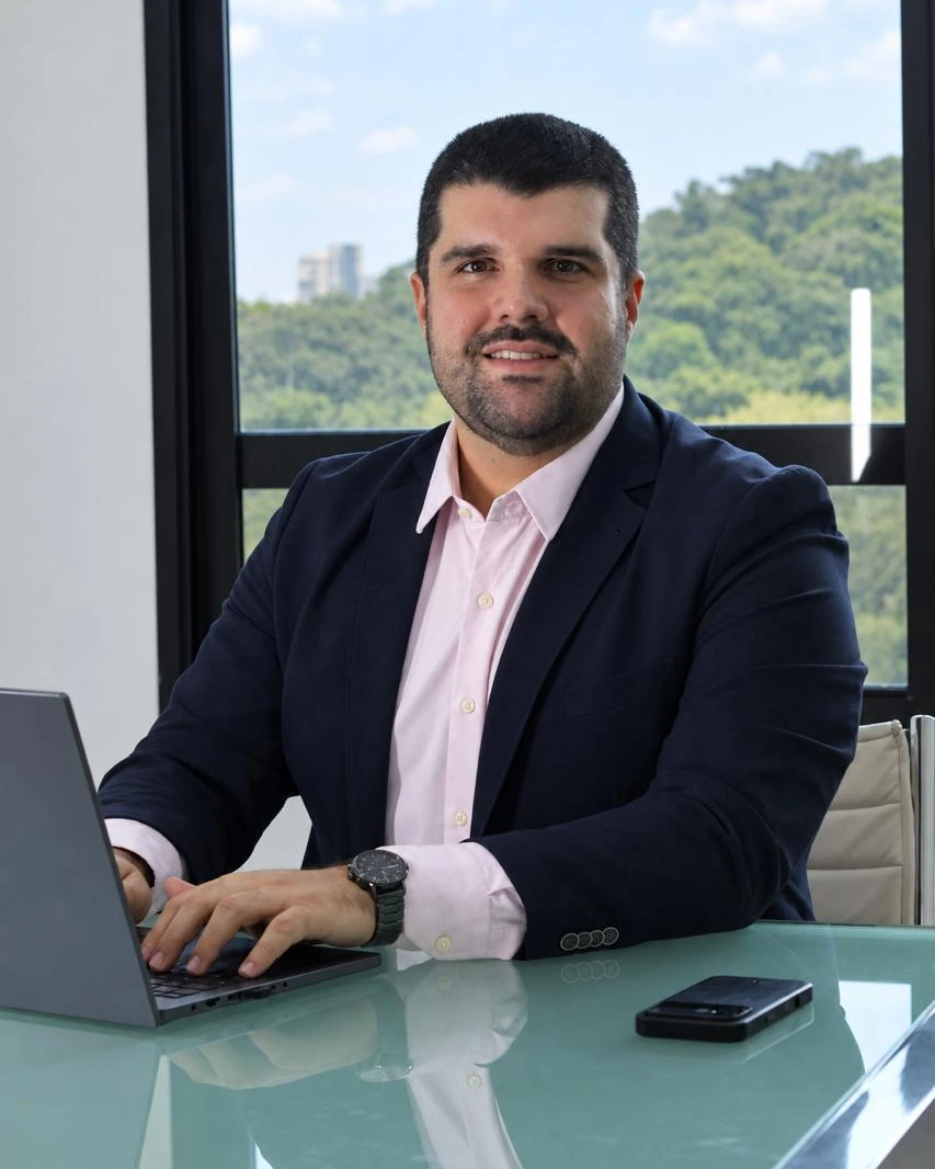 Dr. Emanoel Nascimento em ambiente profissional, utilizando um notebook.